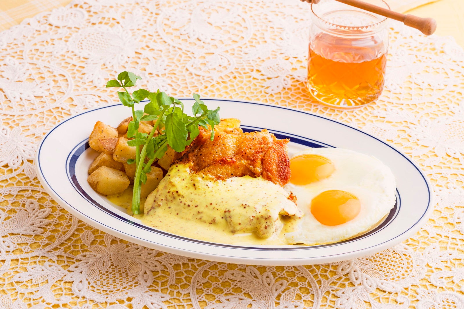 ハニーマスタードチキン＆エッグス（提供写真）