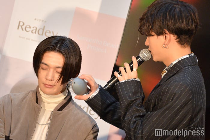 八木勇征の髪をとかす中島颯太(C)モデルプレス