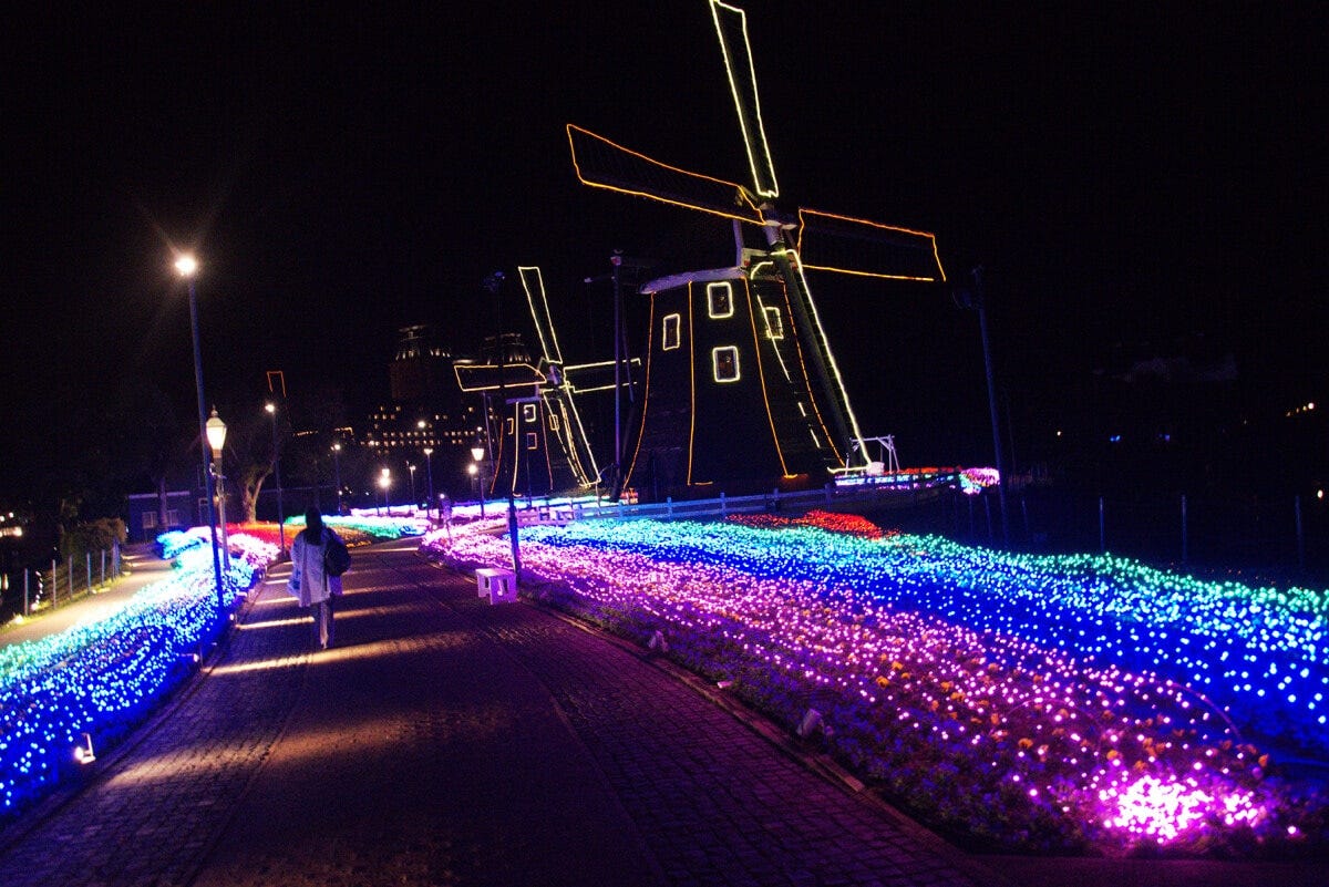 花畑の中を歩けたり、ブランコ状のベンチがあったりします