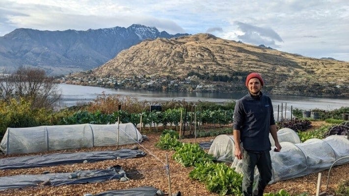 畑で作業中のスタッフ。滞在者が見学に来ることも多いという「Sherwood（シャーウッド）」