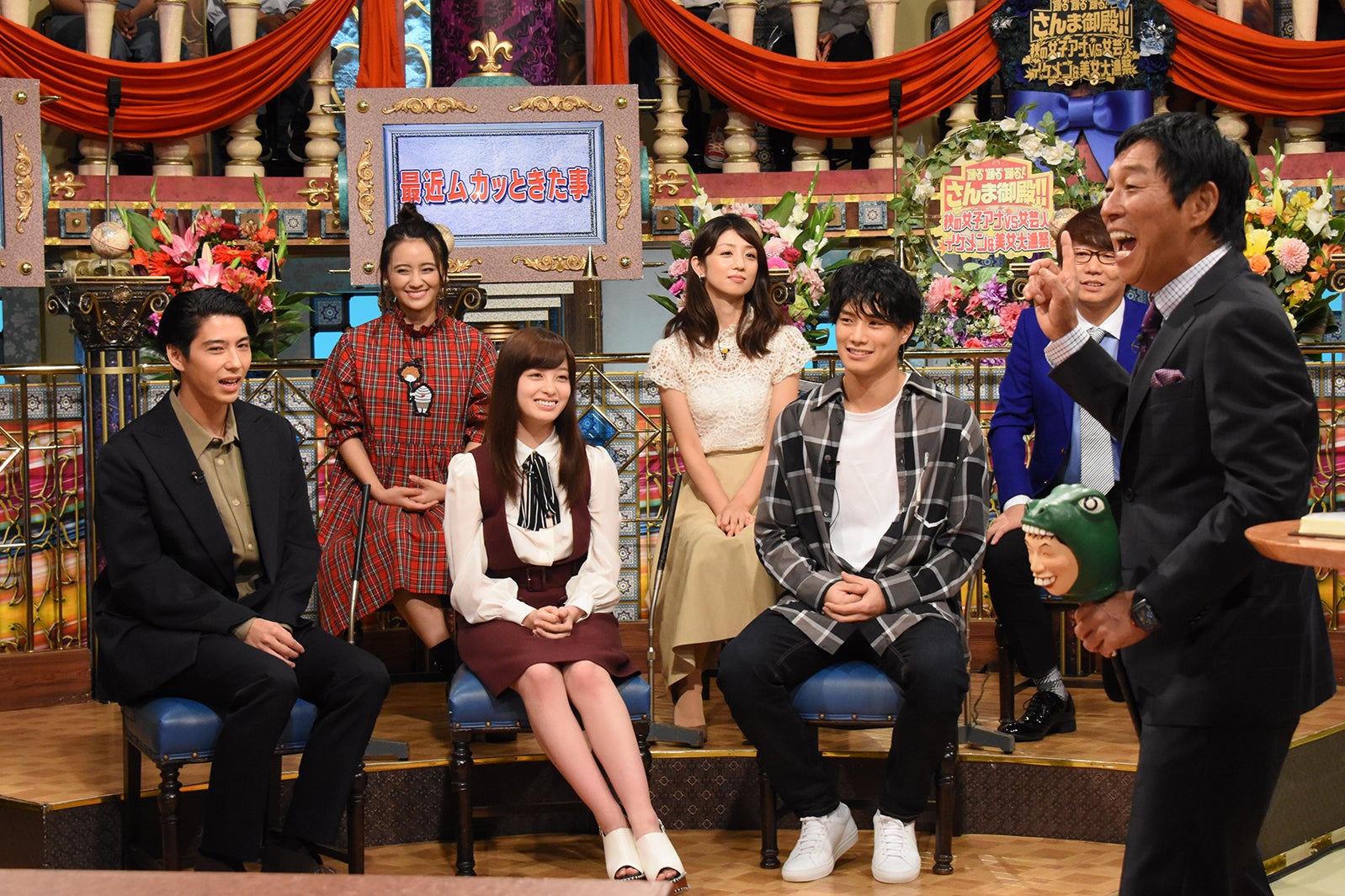（ひな壇前列左から）賀来賢人、橋本環奈、鈴木伸之（後列左から）岡田結実、小倉優子、小宮浩信（C）日本テレビ