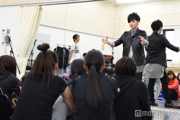優しく質問に答えるAAA末吉秀太(C)モデルプレス
