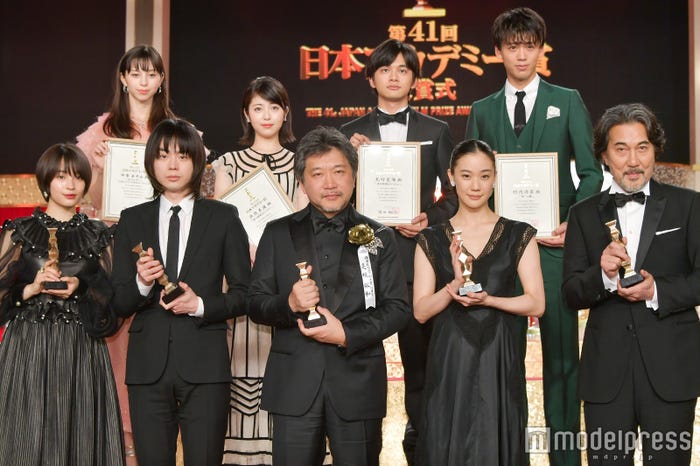 (前列左から)広瀬すず、菅田将暉、是枝裕和監督、蒼井優、役所広司(後列左から)中条あやみ、浜辺美波、北村匠海、竹内涼真(C)モデルプレス