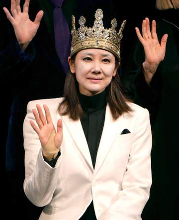 吉田羊 主演舞台が過酷すぎて腰痛ケア欠かせない！「体をくの字に曲げて」