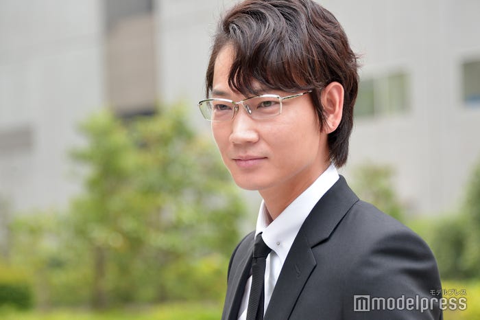 笑顔の綾野剛 (C)モデルプレス