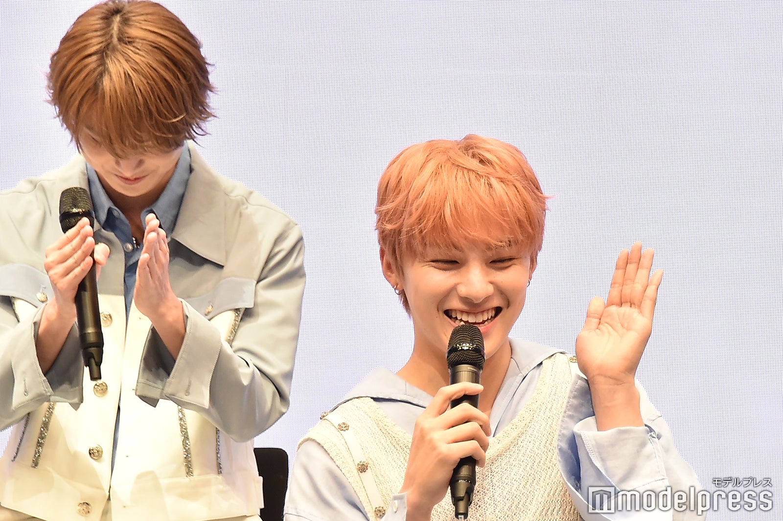 センターを聞かれ手をあげる川西拓実 （C）モデルプレス