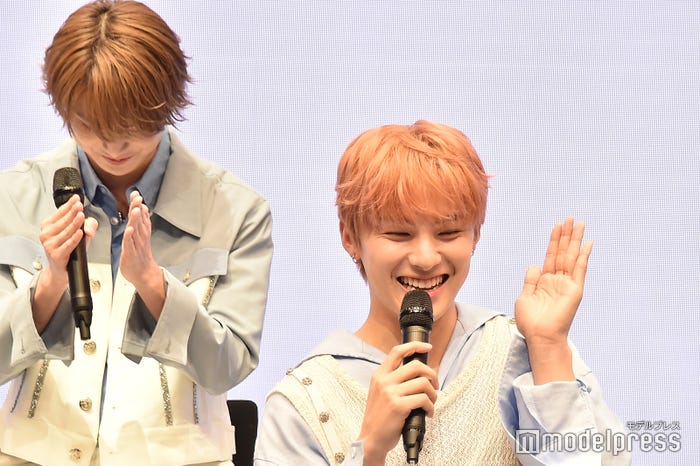 センターを聞かれ手をあげる川西拓実 (C)モデルプレス