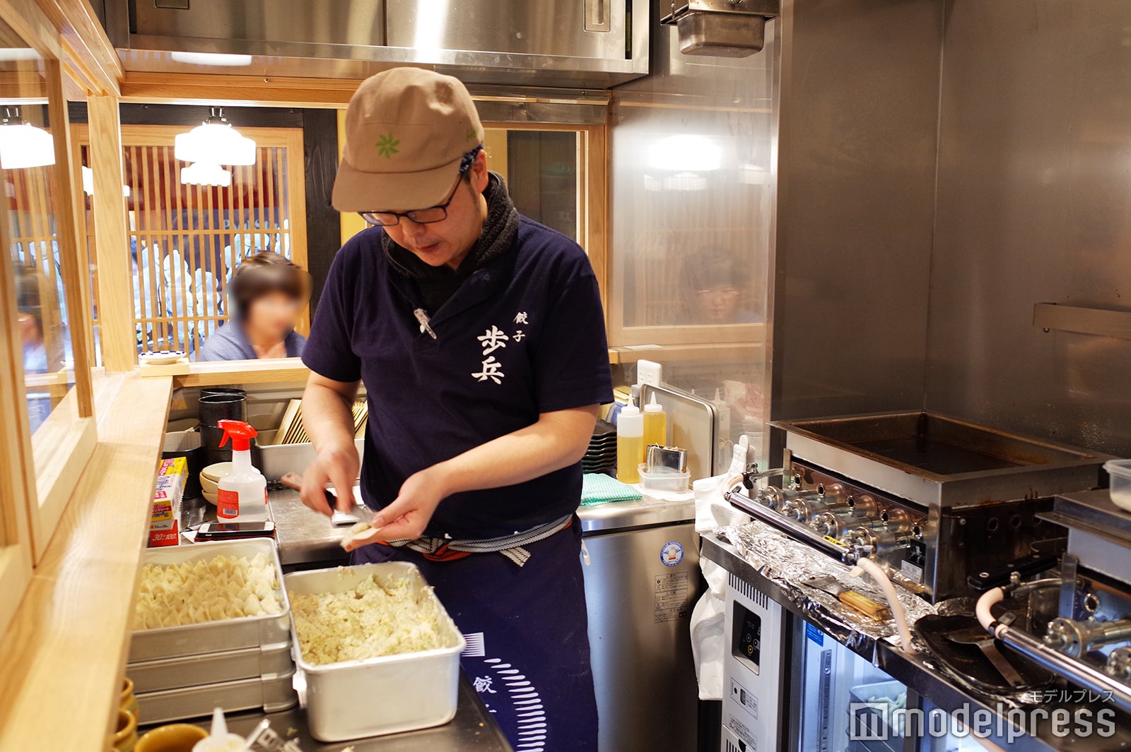 一粒一粒、丁寧に手包み（C）モデルプレス