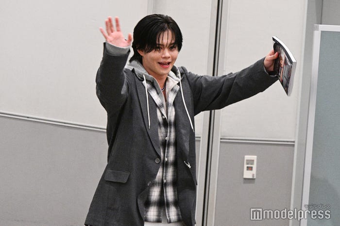 「せっかく横浜に来たので美味しいものを食べて帰ってください」と報道陣に声かけながら退場するカイ(C)モデルプレス