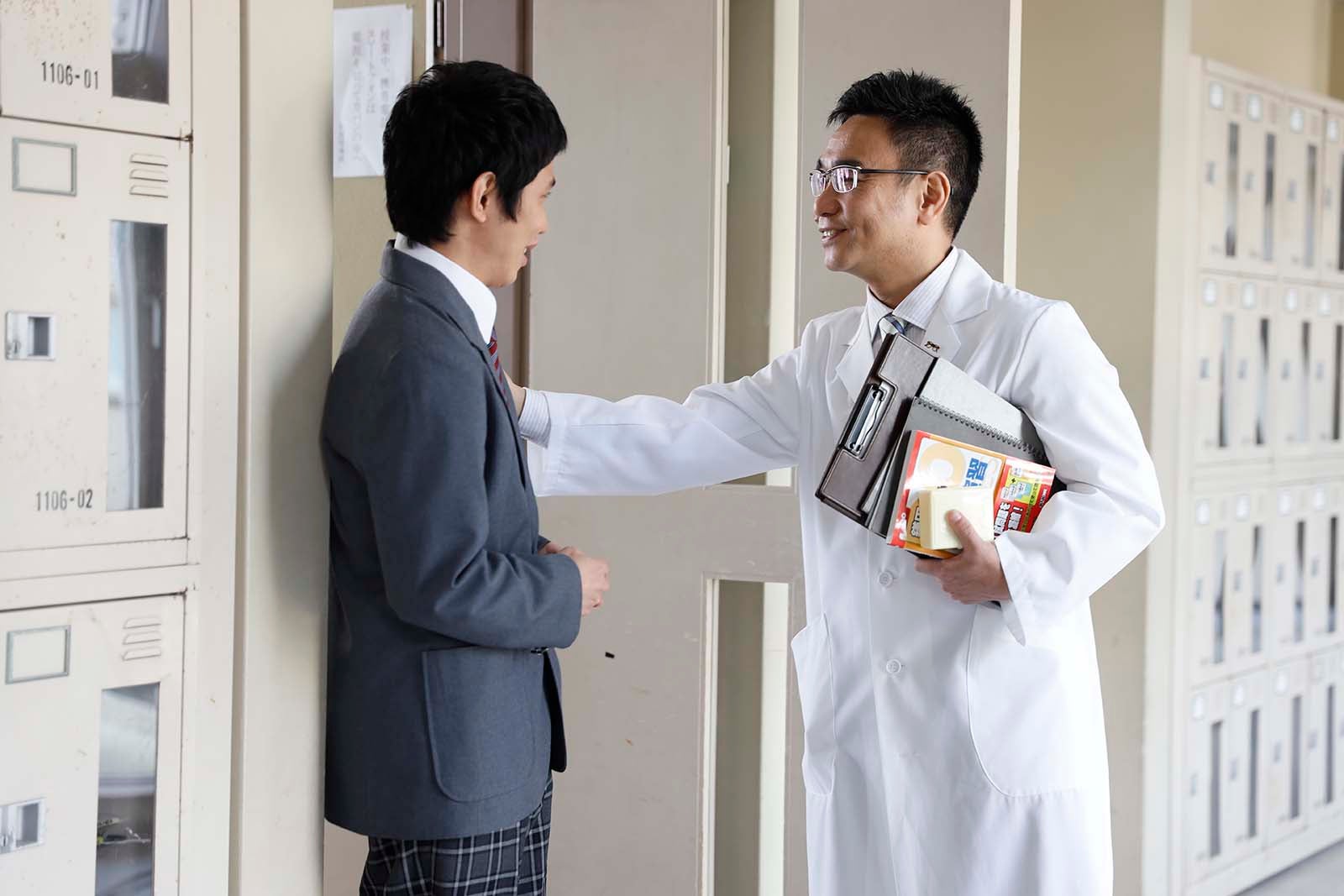 （左から）佐久本宝、八嶋智人 「未来への10カウント」第2話より（C）テレビ朝日