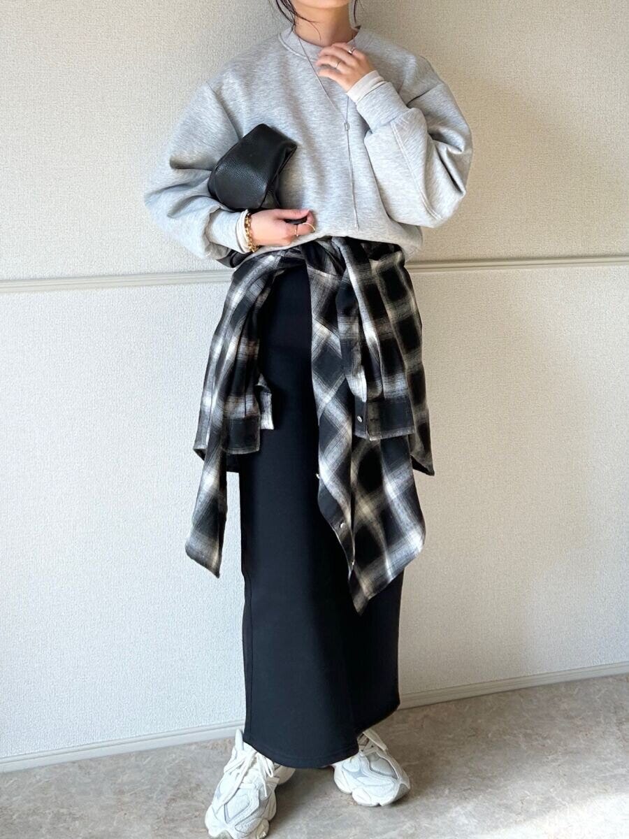 GUパフスウェットプルオーバーと黒スカートコーデ