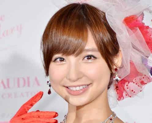 ウェディング姿の篠田麻里子、4色の新作ドレスをお披露目