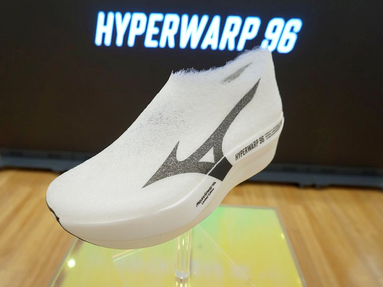 ミズノ ランニングシューズ最軽量、96グラムの商品を限定販売