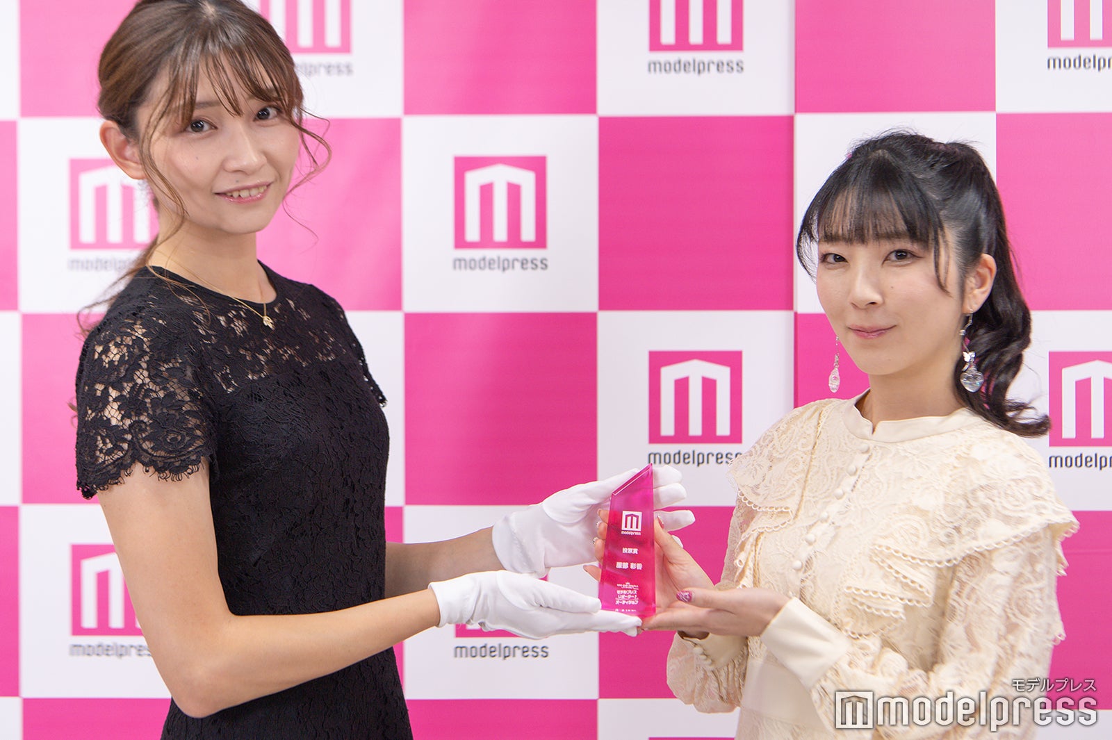 仲美由紀、服部彩香さん （C）モデルプレス