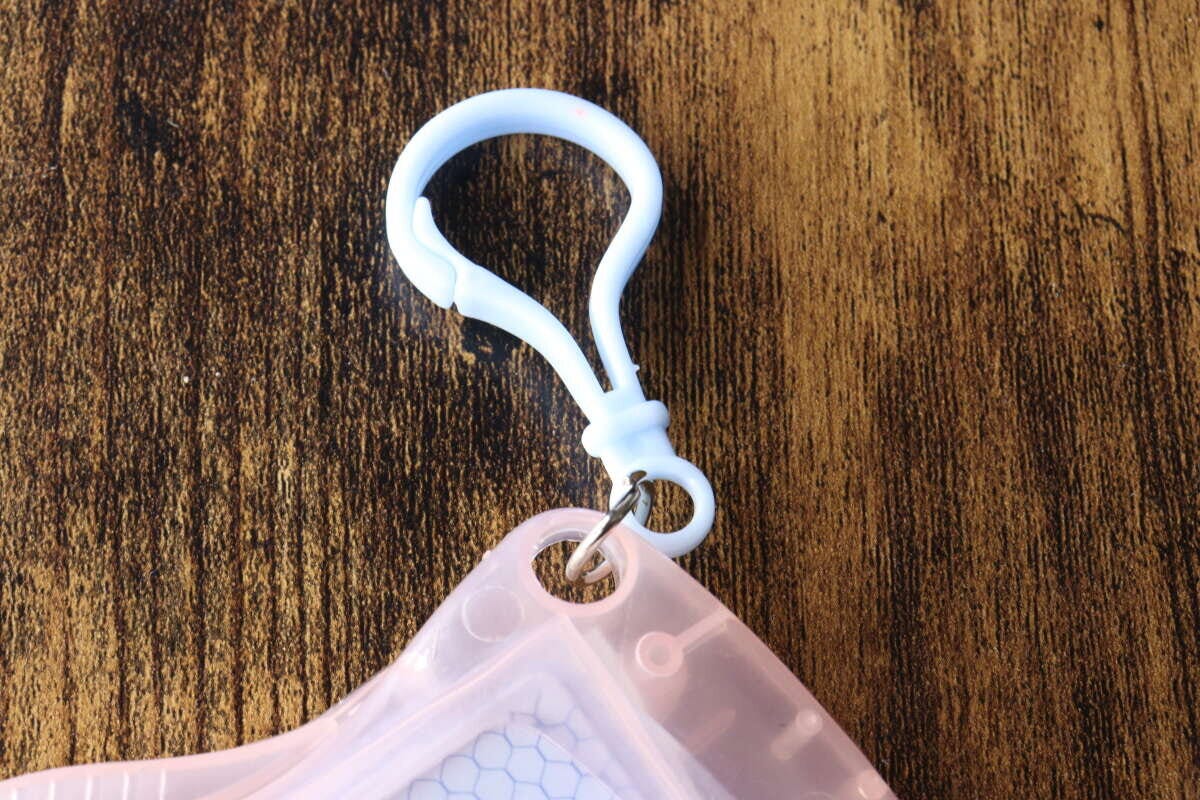 水色のプラスチック製フックが付いたキーホルダー部分 水色のプラスチック製フックが付いたキーホルダー部分