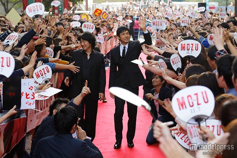 2人の登場に大歓声（C）2015劇場版「MOZU」製作委員会　（C）逢坂剛／集英社