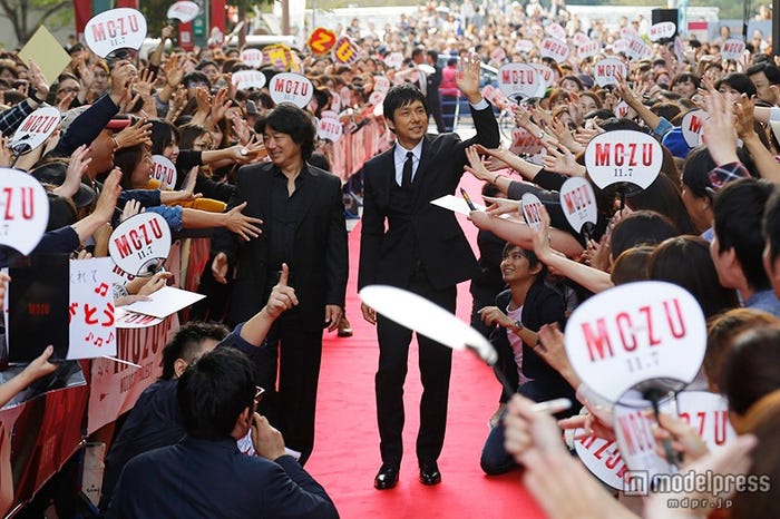 2人の登場に大歓声(C)2015劇場版「MOZU」製作委員会 (C)逢坂剛/集英社