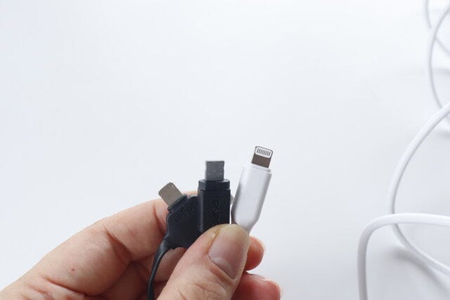 100均　ダイソー　充電・通信用