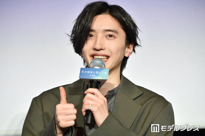 とにかく三木孝浩監督からのグッドポーズが嬉しかった道枝駿佑(完成披露試写会ぶり2度目)(C)モデルプレス