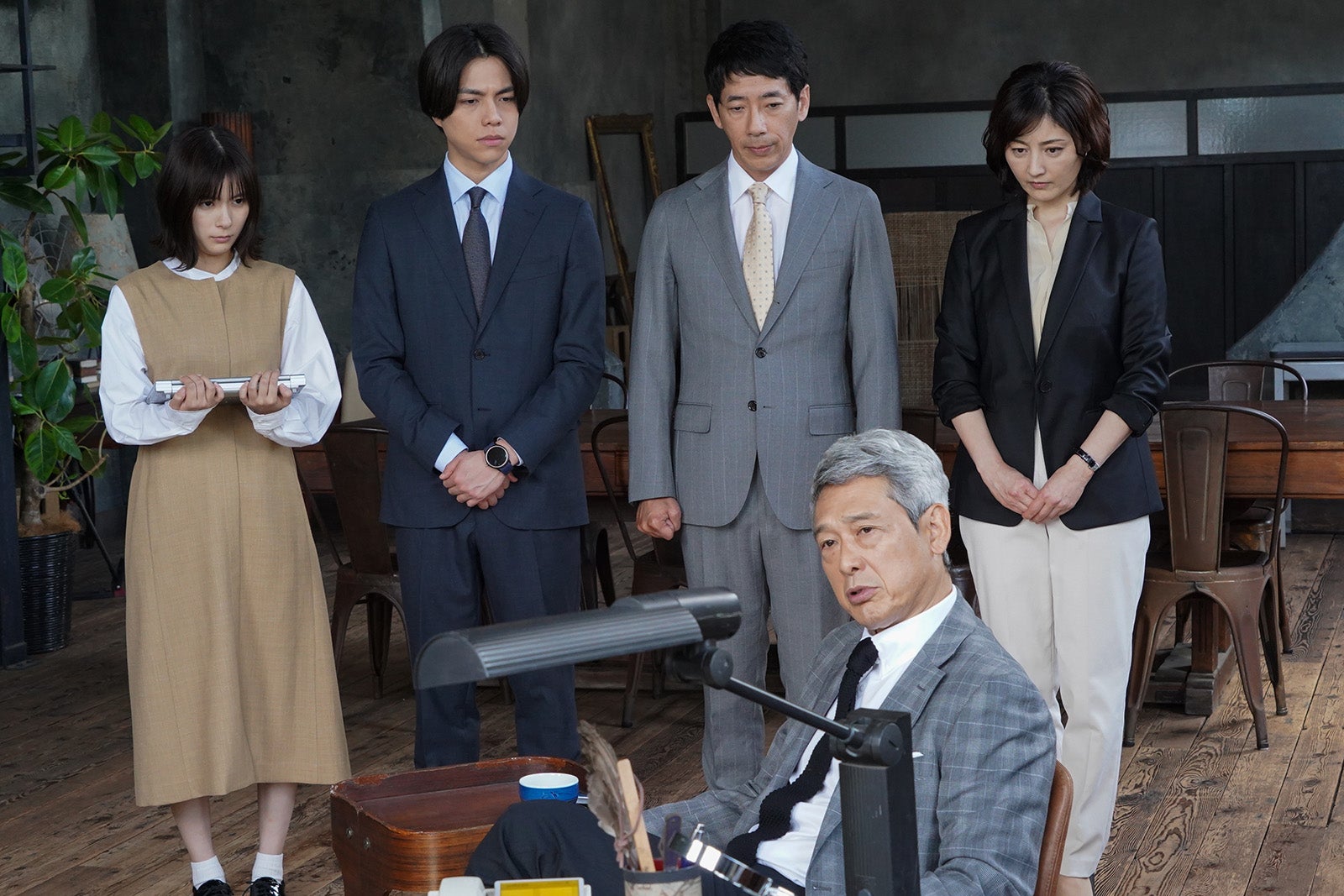 芳根京子、重岡大毅、野間口徹、常盤貴子、鶴見辰吾「それってパクリじゃないですか？」第8話より（C）日本テレビ