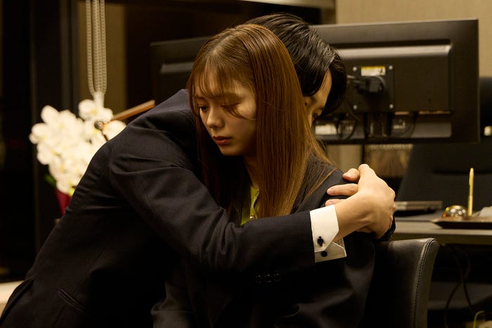 紺野彩夏「復讐カレシ~溺愛社長の顔にはウラがある~」第2話(C)「復讐カレシ~溺愛社長の顔にはウラがある~」製作委員会・MBS