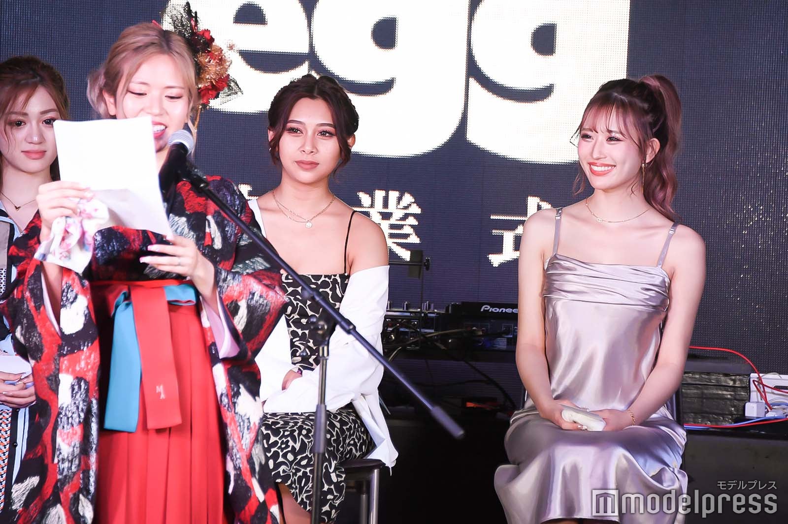 赤荻瞳編集長、松葉愛海、伊藤桃々（C）モデルプレス