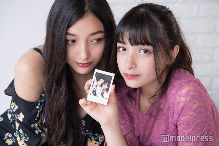 できたー!(左から)エリカ、マリナ (C)モデルプレス