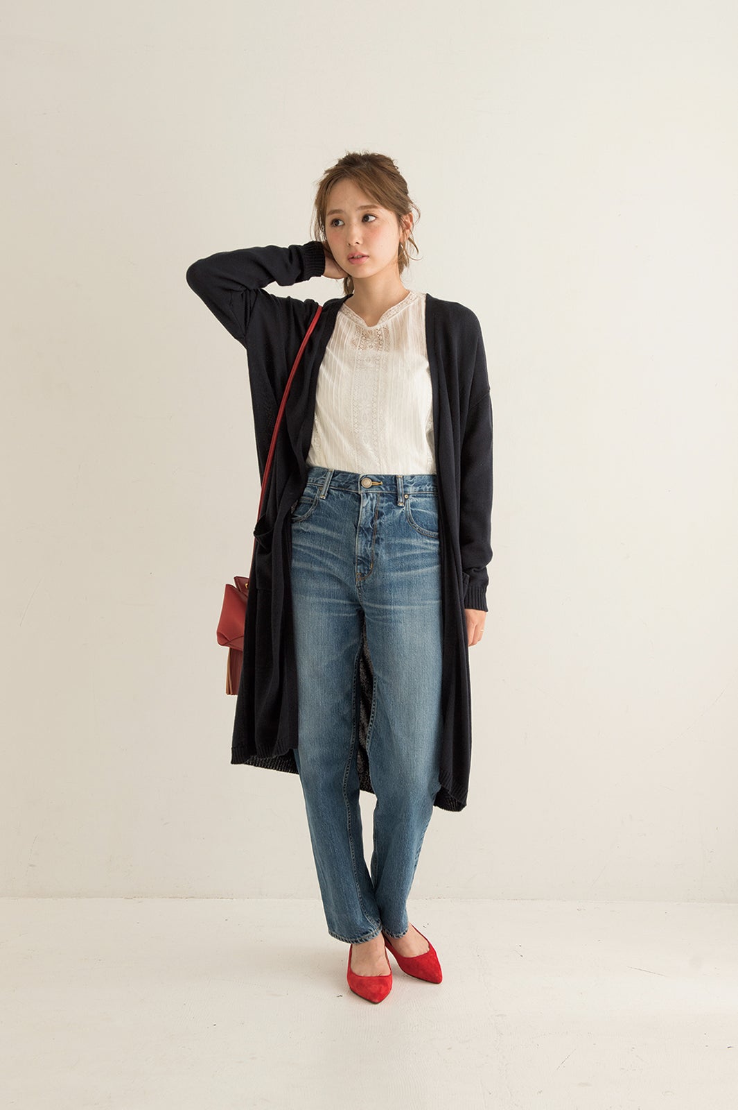 ハイウエストデニムの“甘コーデ”（画像提供：セブン＆アイ出版）