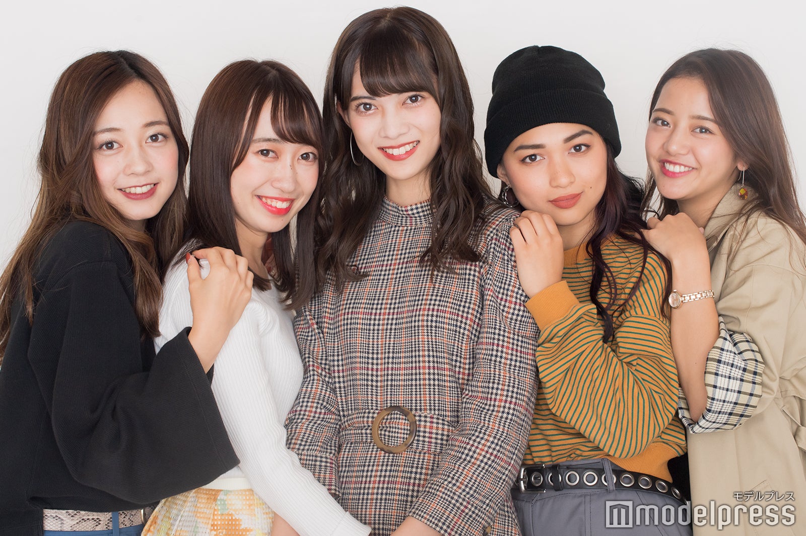 （左から）冨田夏帆、川島彩織、大薮未来、クコヌデヴン、塩田恵理佳 （C）モデルプレス