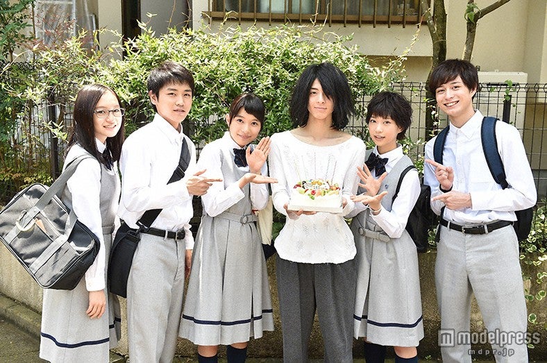 現場では高杉真宙（中央）のバースデーを祝福