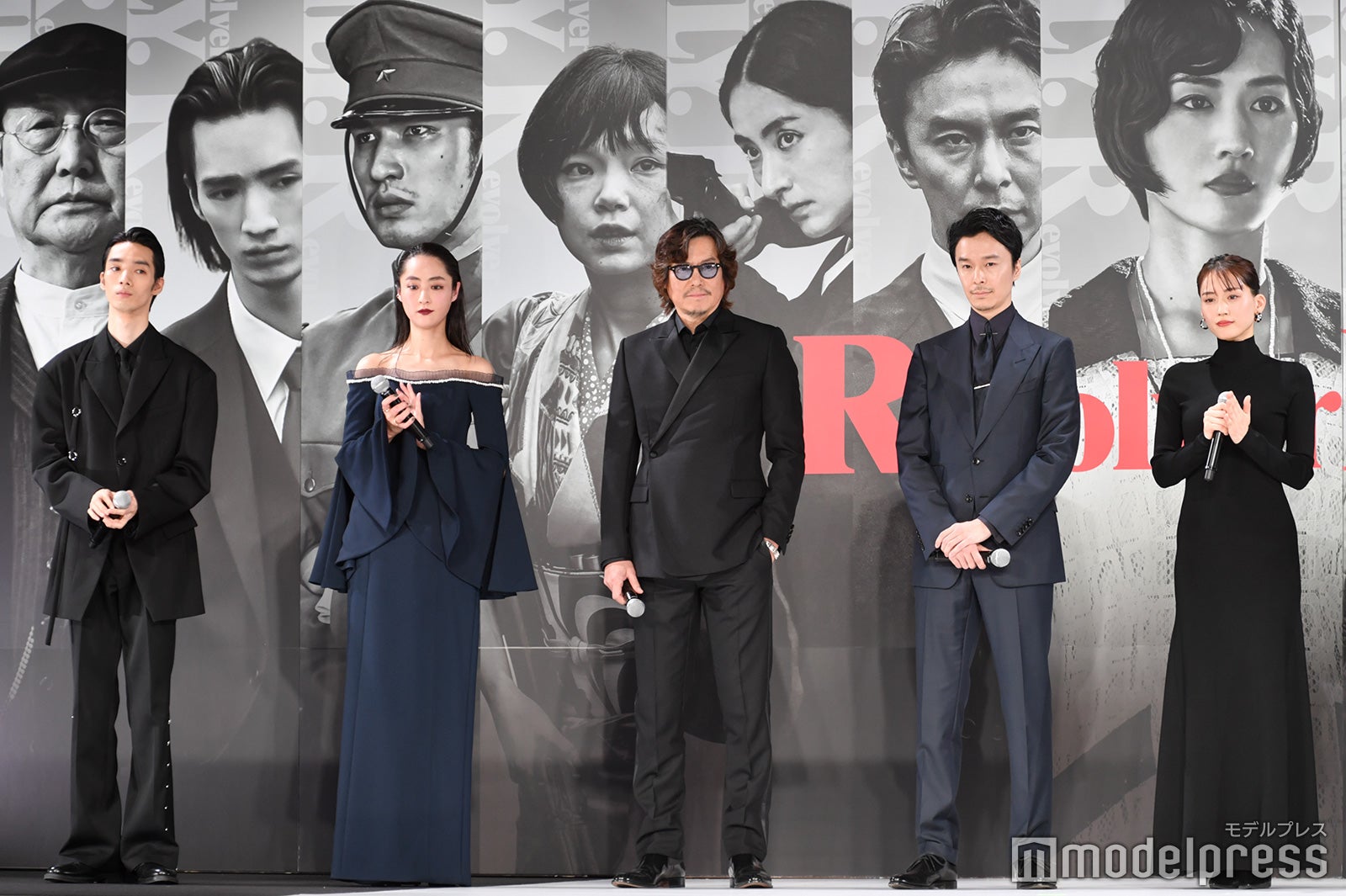 （左から）清水尋也、シシド・カフカ、豊川悦司、長谷川博己、綾瀬はるか （C）モデルプレス