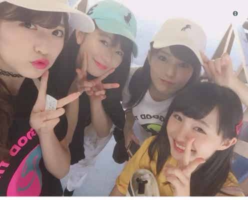 NMB48山本彩&吉田朱里ら、メンバーで“遠足”へ 生足全開のソリ遊びに反響