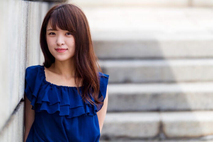 ３：上目づかいで見つめる