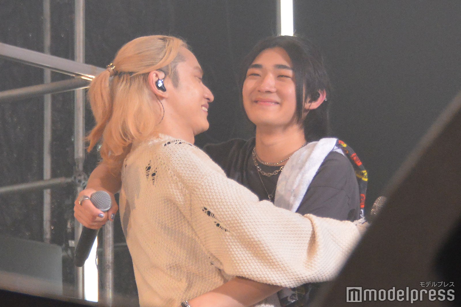 抱き合うトレーニー4人に負けじと抱き合うSKY-HIとedhiii boi（C）モデルプレス