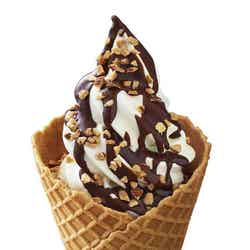 マクドナルド、濃厚＆サクサク食感の本格ソフトクリーム「ワッフルコーン」登場／画像提供：日本マクドナルド株式会社