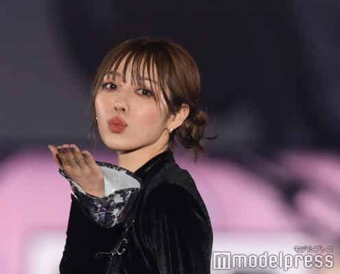 古川優香、“チャイナ風”黒ワンピで美脚輝くランウェイ<関コレ2022S/S>