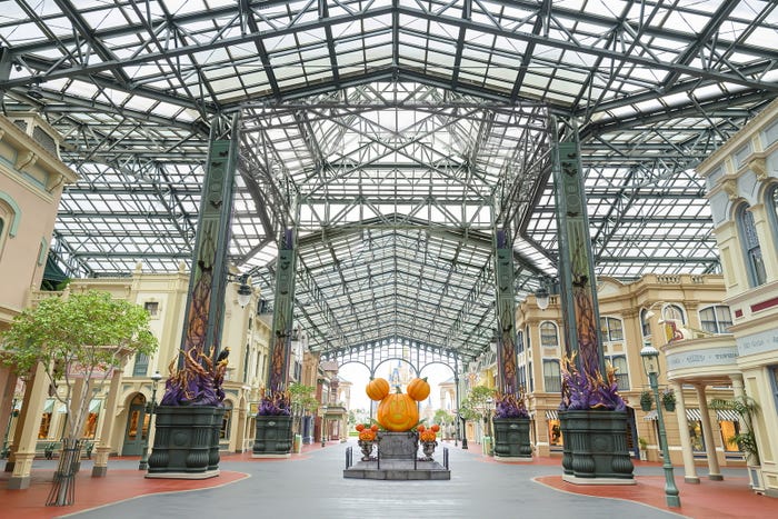 ワールドバザールのデコレーション(C)Disney