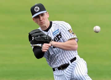 阪神 新外国人のディベイニーが異例の早出特守 藤川監督も見守り約30分 前日の紅白戦で遊撃守備に課題