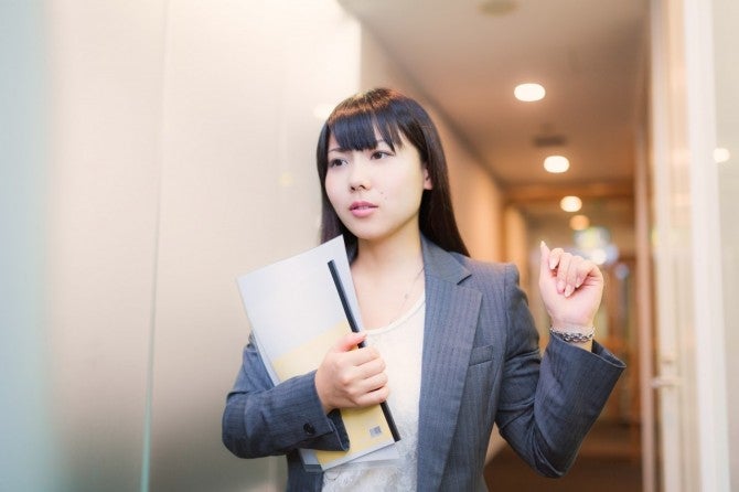 視線が集中 男子が色気を感じる女子の仕事服 4選 モデルプレス