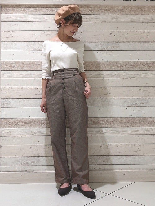 白×ボタン付きパンツのコーデ