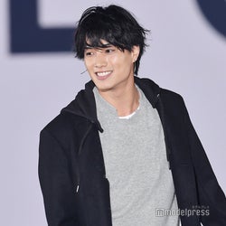 鈴木伸之、シンプルコーデで爽やかに登場 “サプライズ”も<GirlsAward 2018 A/W>