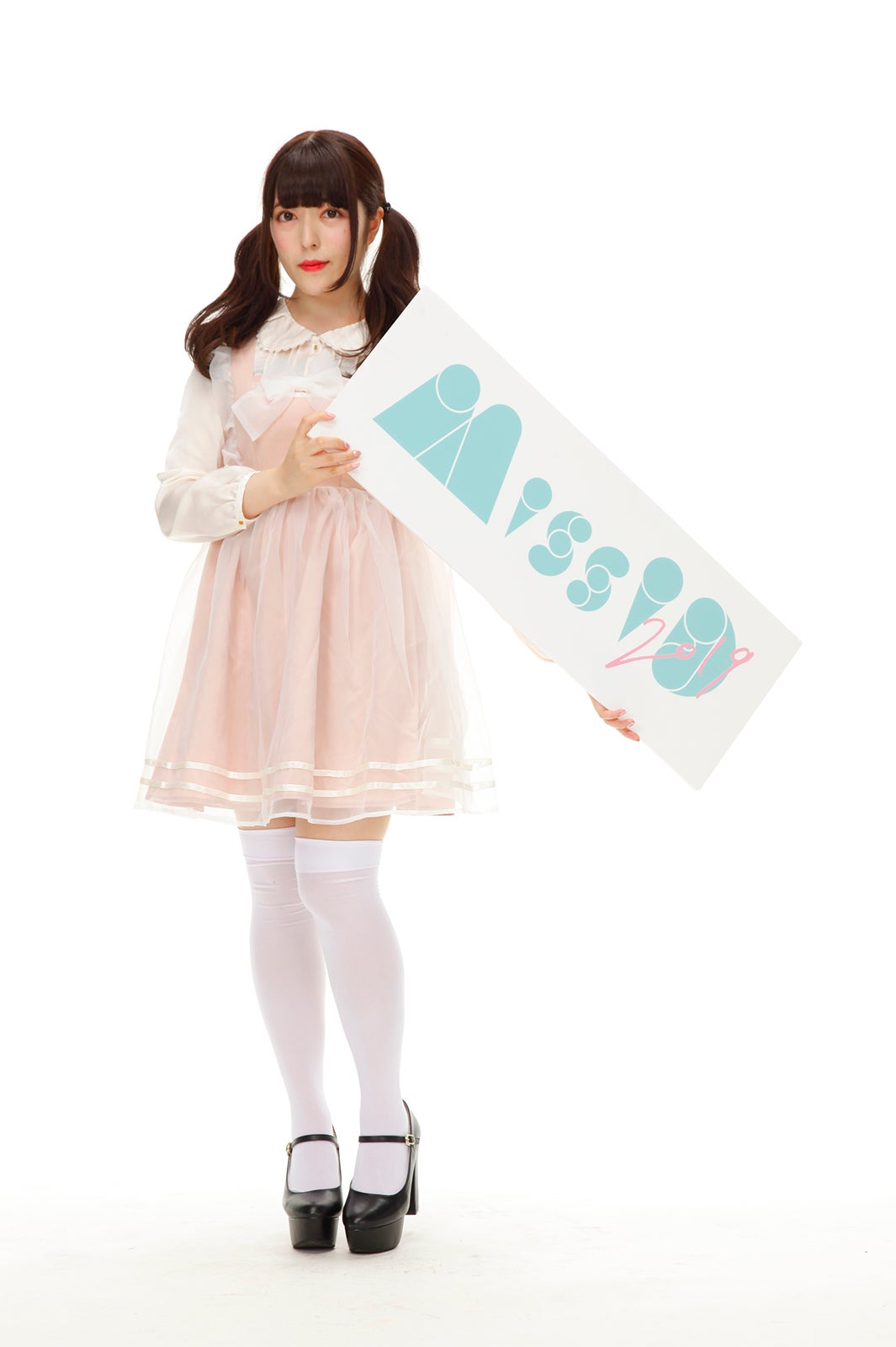 鹿目ろあ （写真提供：講談社）