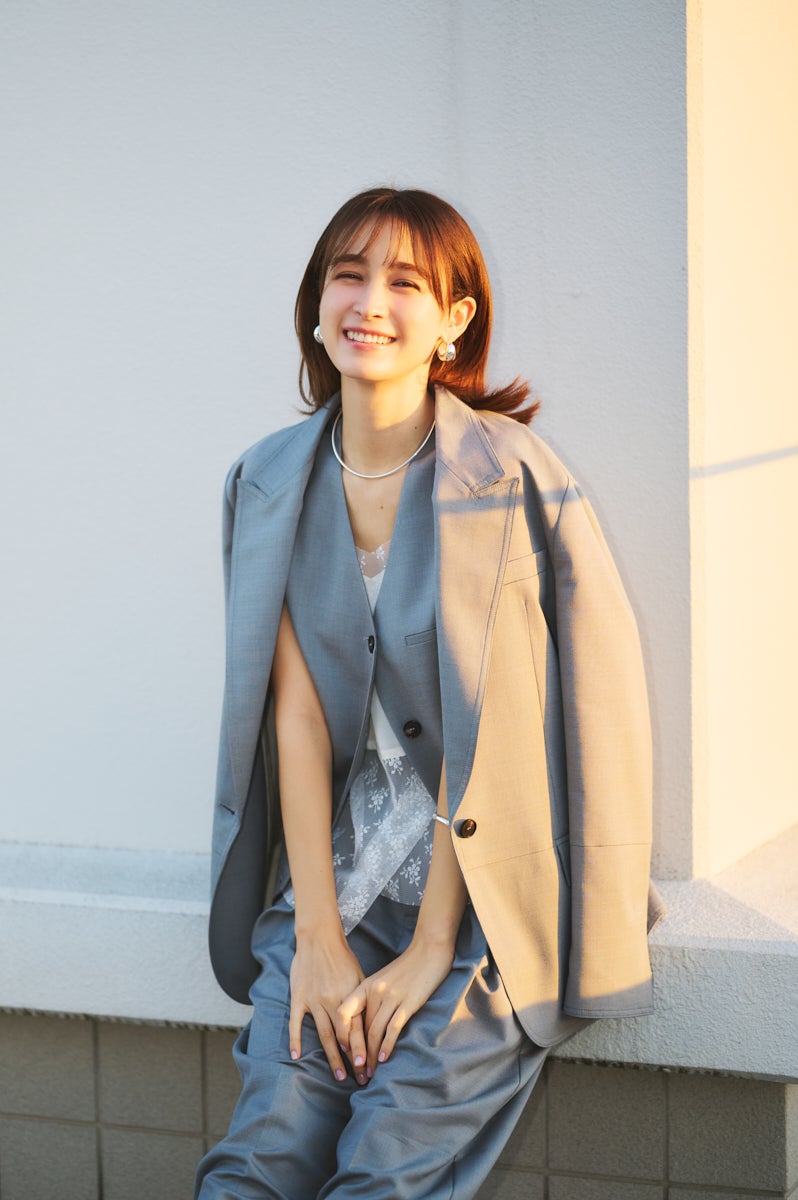 藤井サチ／撮影：前千菜美（光文社写真室）、スタイリング：乾千恵、衣装：ジャケット、ベスト、パンツ（すべてテラ／ティースクエア プレスルーム）、レースキャミソール（ユナス／エストネーション）、ネックレス、ピアス、バングル（すべてピルグリム／ZUTTOHOLIC）、スニーカー(デイト／ティースクエア プレスルーム)（提供写真）