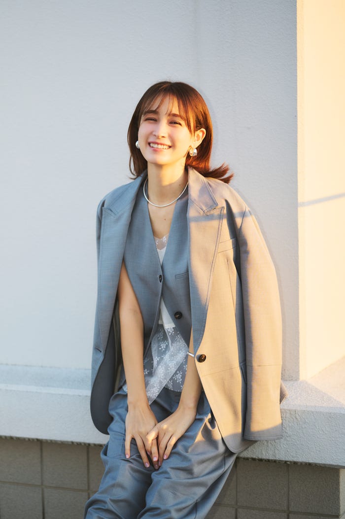 藤井サチ/撮影:前千菜美(光文社写真室)、スタイリング:乾千恵、衣装:ジャケット、ベスト、パンツ(すべてテラ/ティースクエア プレスルーム)、レースキャミソール(ユナス/エストネーション)、ネックレス、ピアス、バングル(すべてピルグリム/ZUTTOHOLIC)、スニーカー(デイト/ティースクエア プレスルーム)(提供写真)