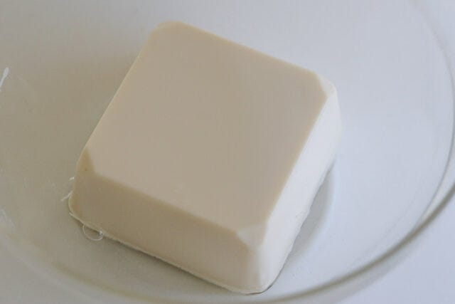 耐熱ボウルに絹ごし豆腐を入れる。