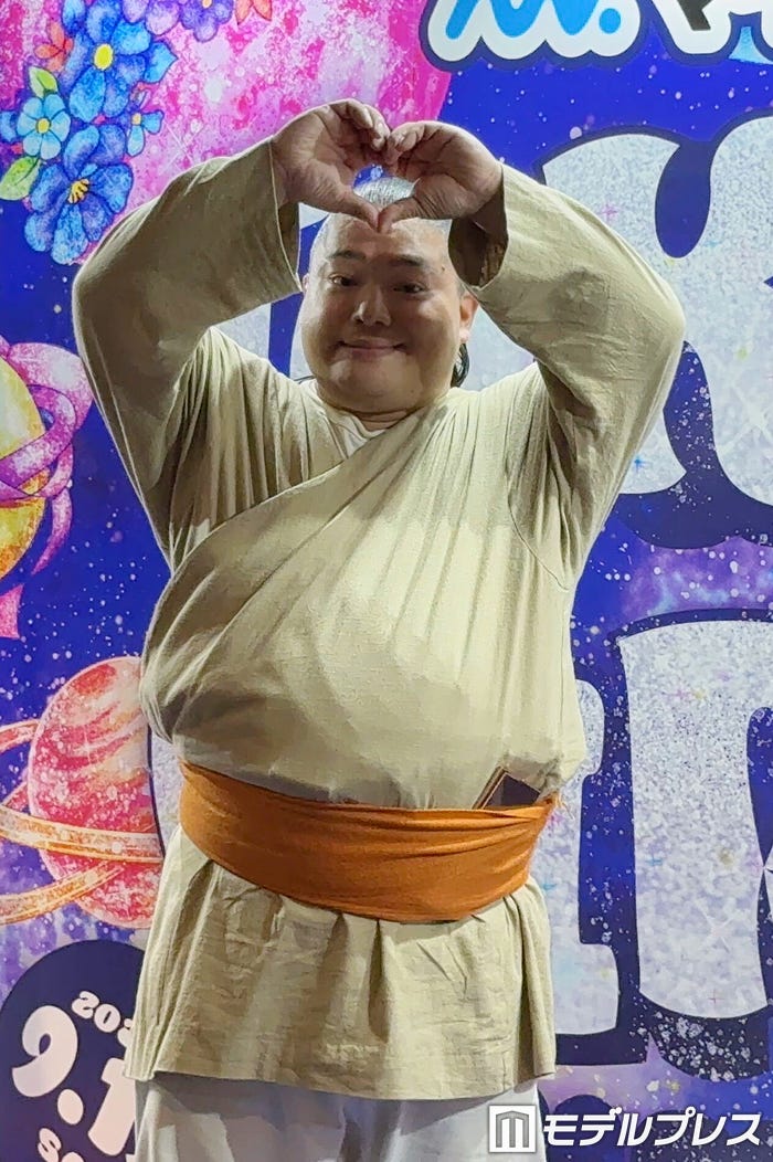 ポーズを決めてくれる富栄ドラム(C)モデルプレス