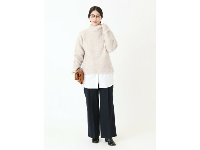 首元から襟が出ないニットでもレイヤードOK　出典：WEAR