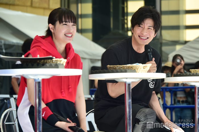 楽しそうな広瀬すずと田中圭その1(C)モデルプレス