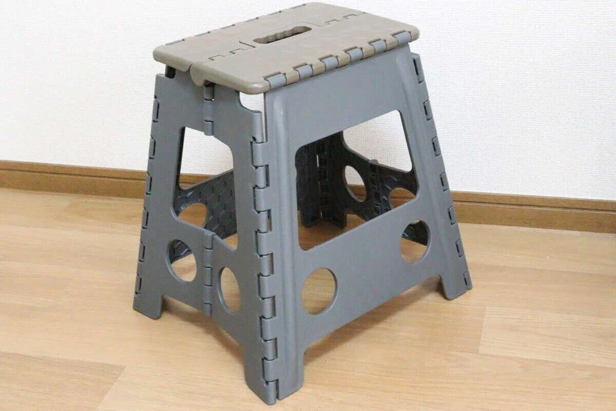 グレーとベージュの折りたたみイスが組み立てられた状態