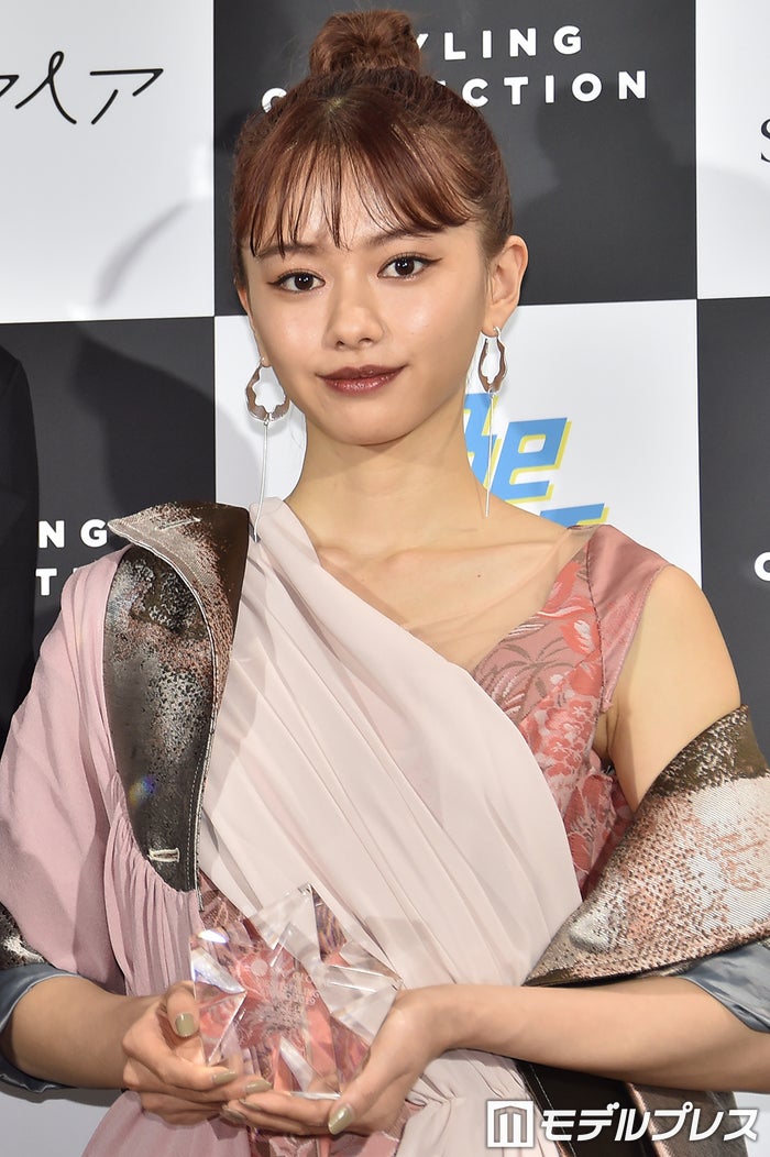 山本舞香 ピンク髪 斬新ピンクコーデで美脚披露 ベストスタイリングアワード19 モデルプレス